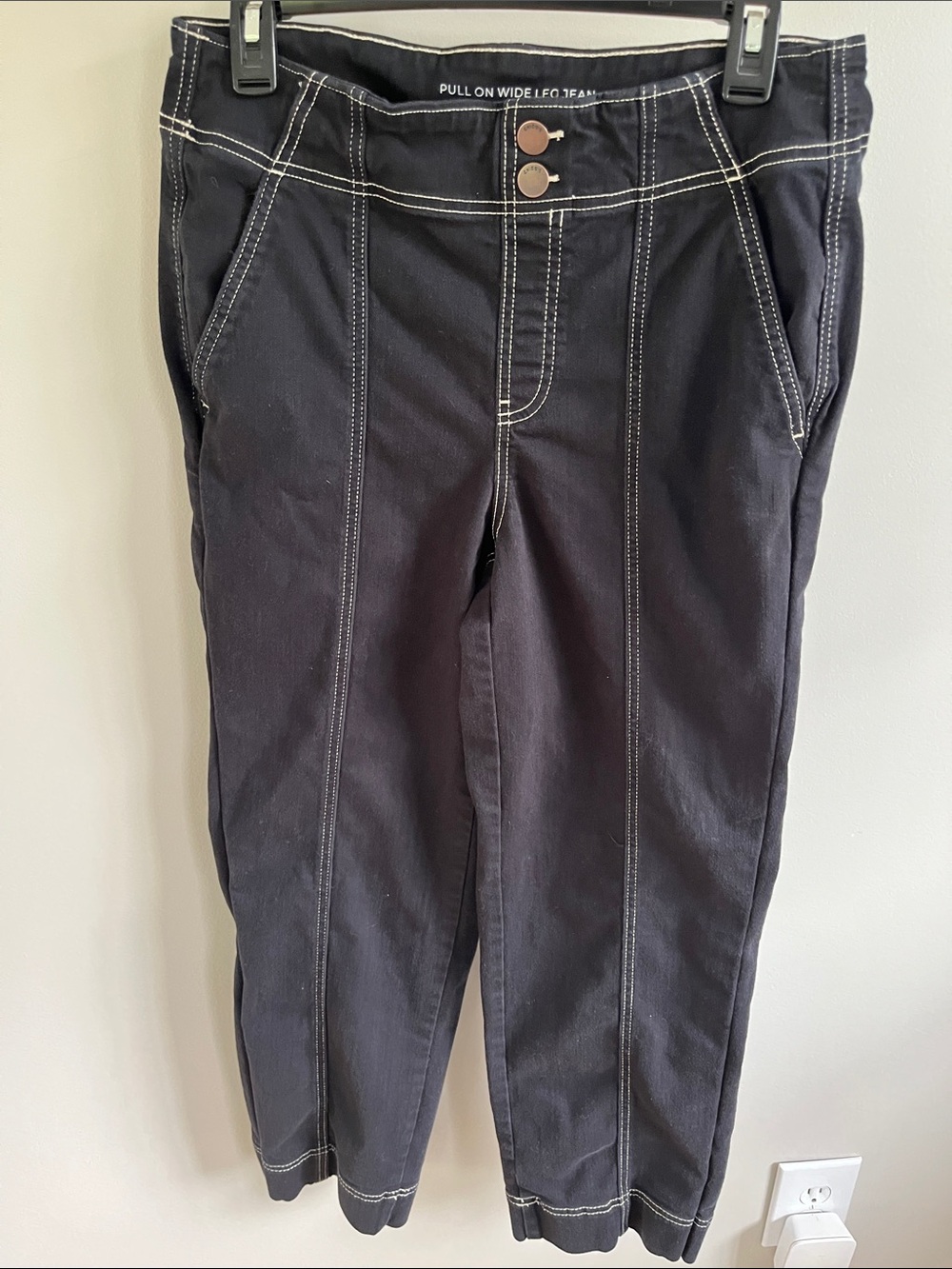 Chico's Black Pull-On Wide Leg Jeans. Size 8P